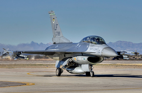 general dynamics f-16d fighting falcon