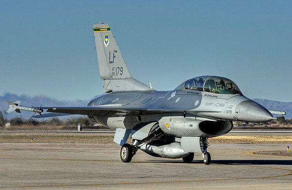 general dynamics f-16d fighting falcon